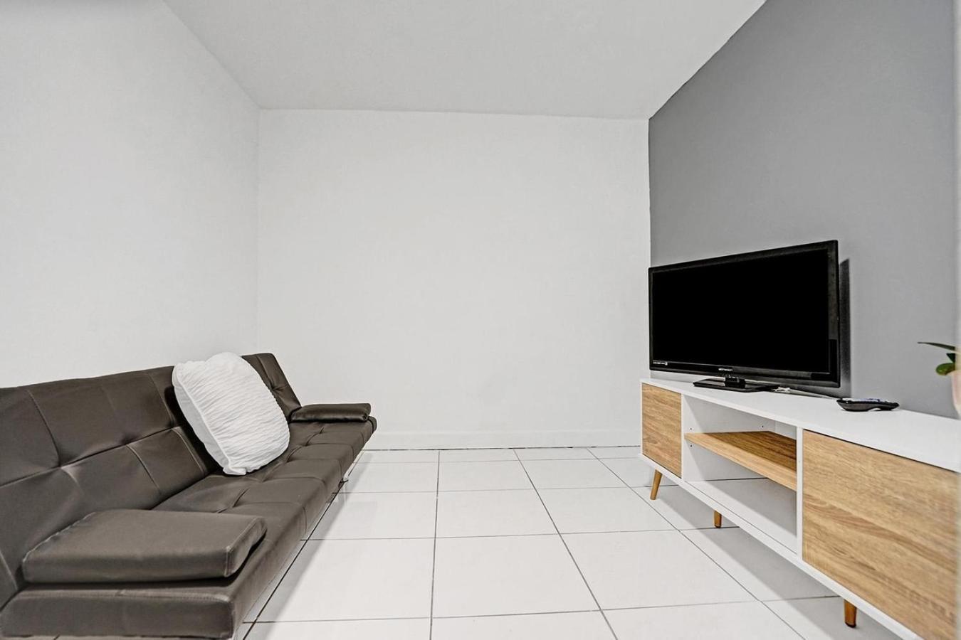 הלנדל ביץ' Hallandale Holiday Retreat Hollywood Boardwalk מראה חיצוני תמונה