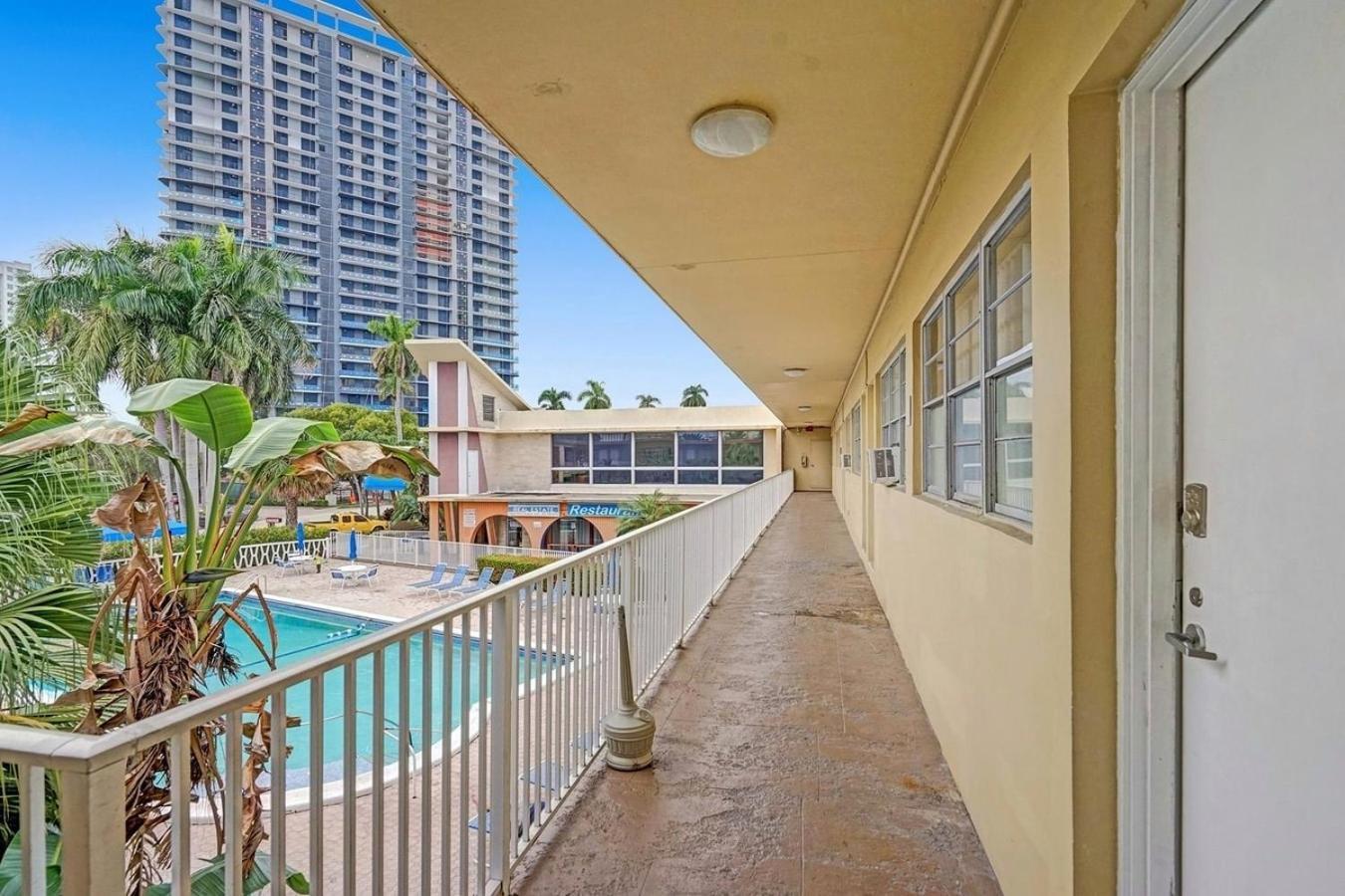 הלנדל ביץ' Hallandale Holiday Retreat Hollywood Boardwalk מראה חיצוני תמונה